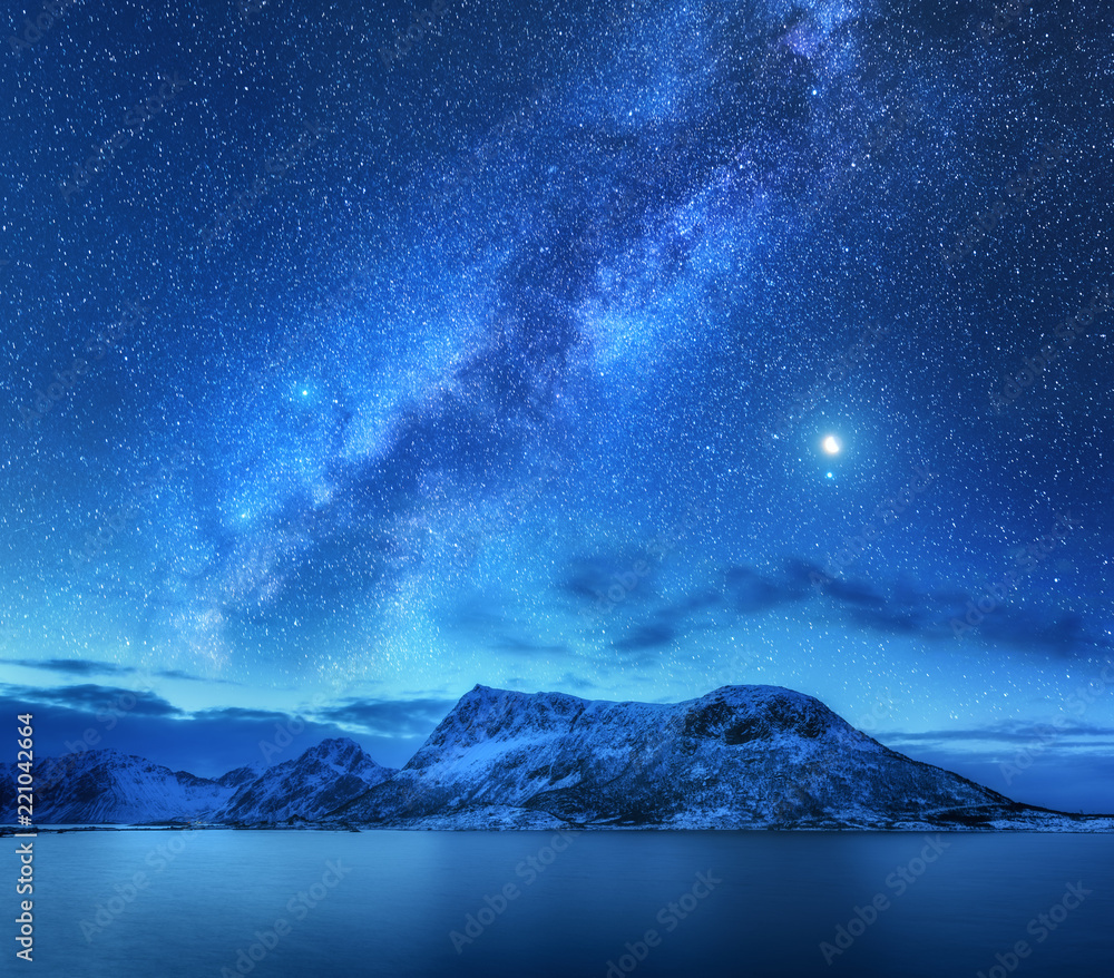 挪威冬季夜晚，雪域山脉和海洋上空的明亮银河。带sn的景观