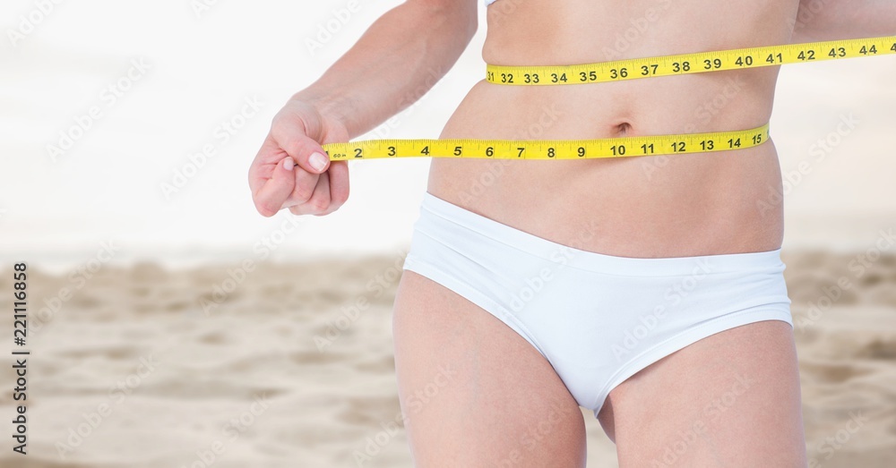 夏天用腰带测量体重的女人
