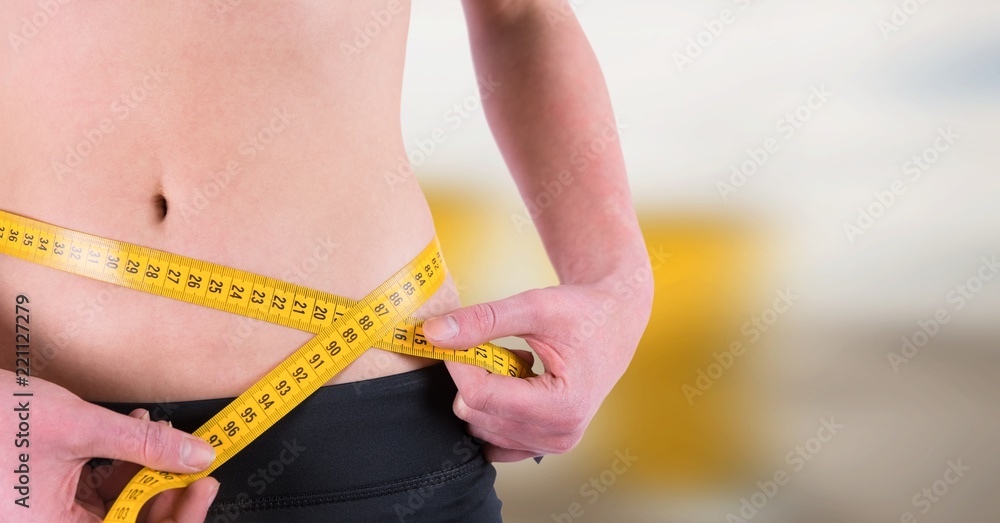 女性夏季用卷尺测量体重
