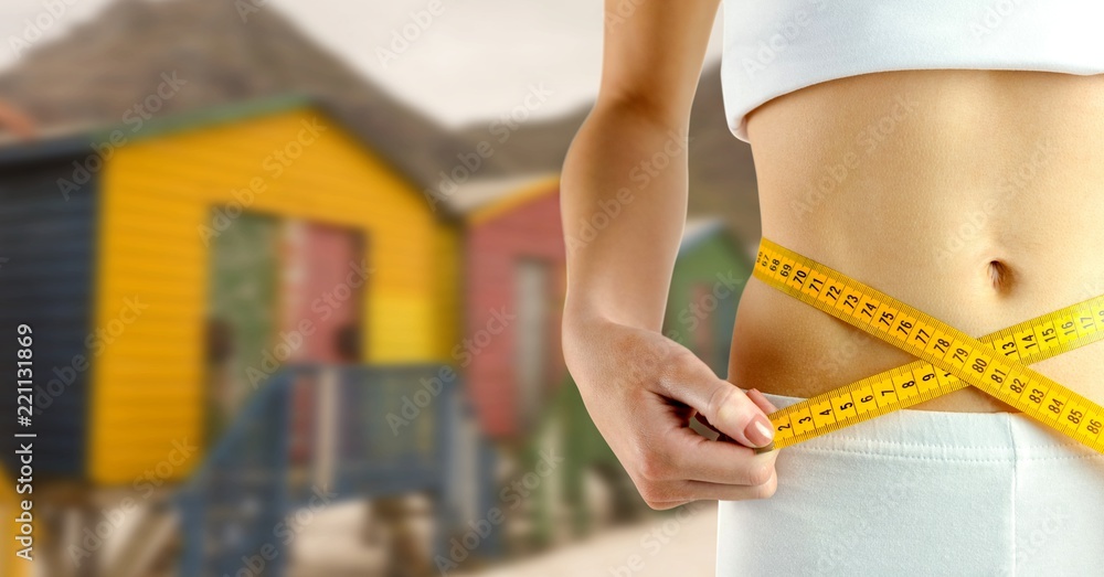 临近夏天，妇女用腰带测量体重
