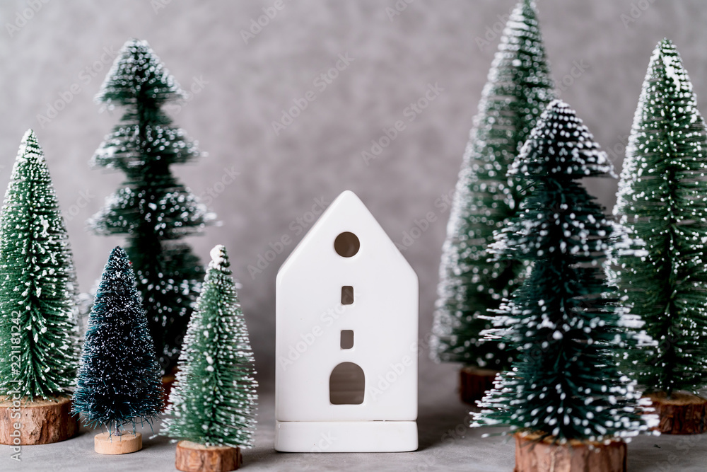 带有圣诞树和灰色皮革背景的房屋模型