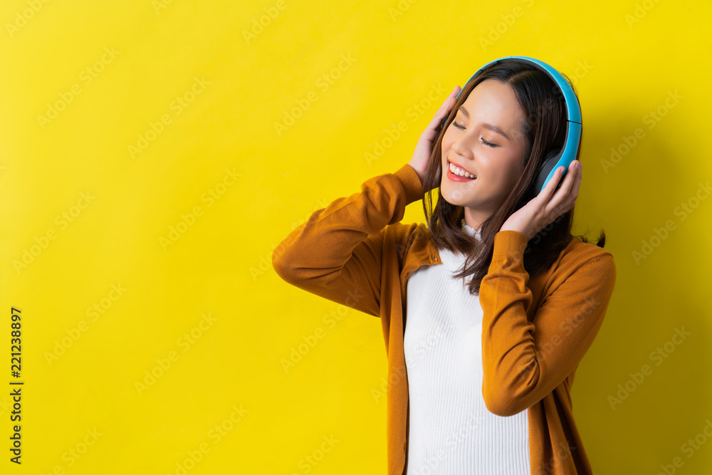 亚洲女性听音乐