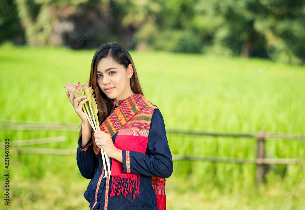 亚洲农村妇女在农村的生活方式。
