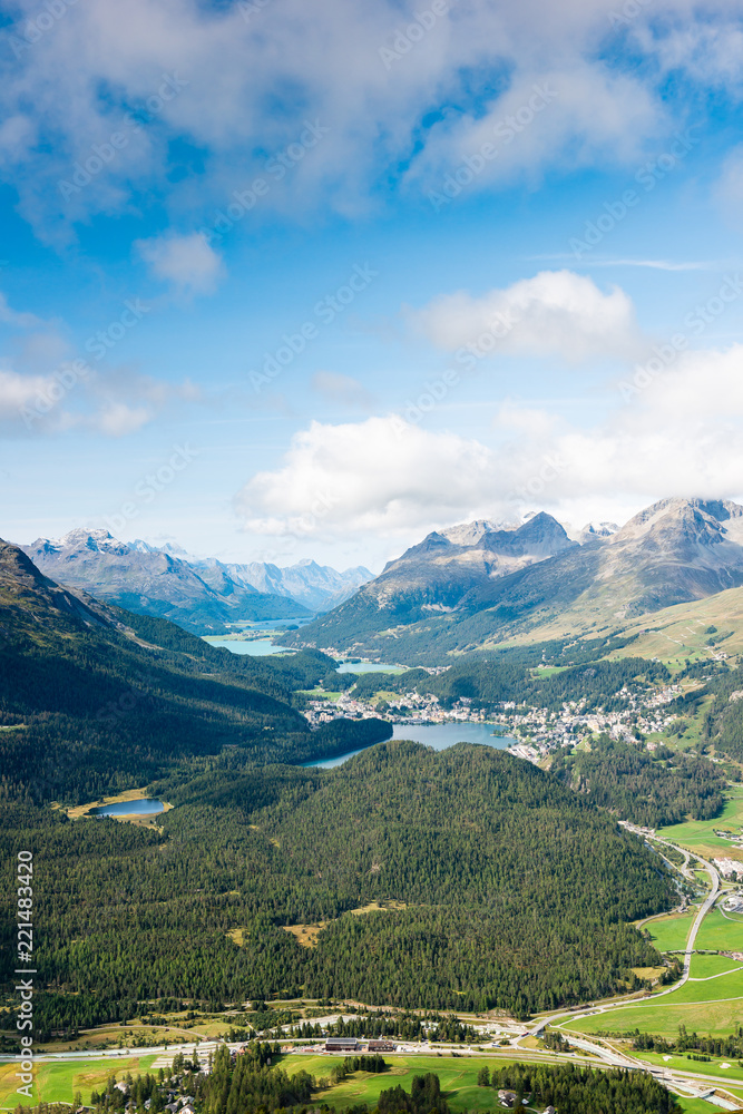 Piz da Staz和St.Moritz地区湖泊的顶部视图。