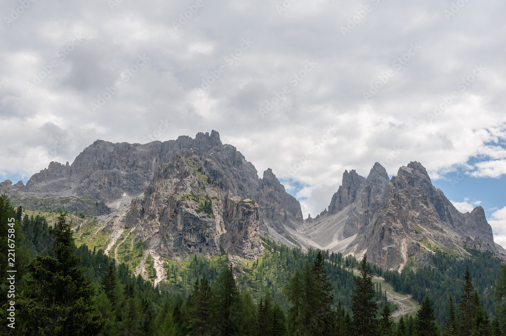 意大利多洛米蒂山脉特雷奇马自然公园地区的崎岖山脉。