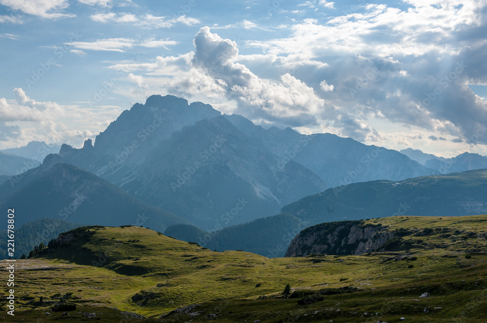意大利白云岩Tre Cima自然公园区崎岖的山脉。