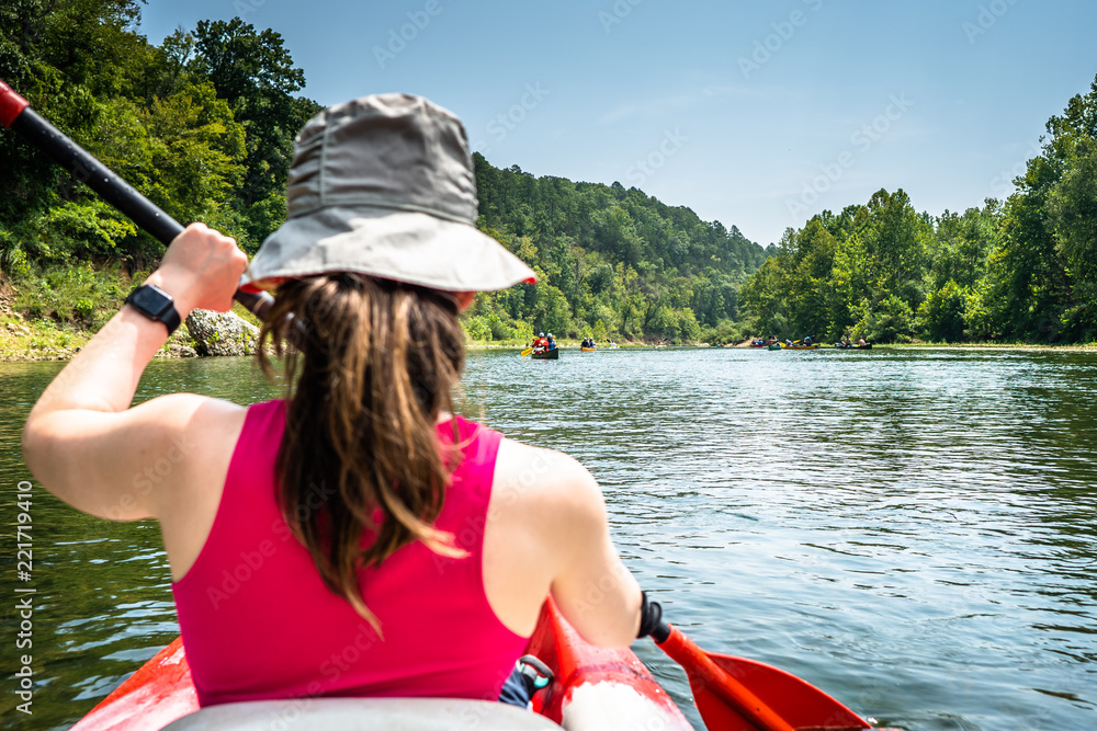 阿肯色州水牛河上的女孩划船