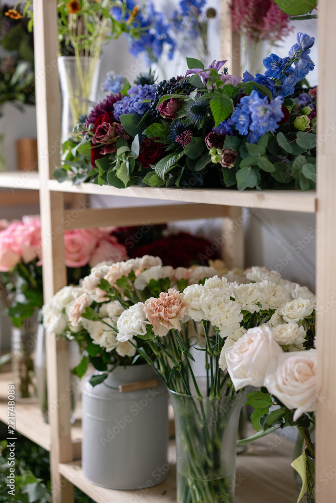花店概念。不同品种的新鲜春花放在鲜花冷藏室。Bouq