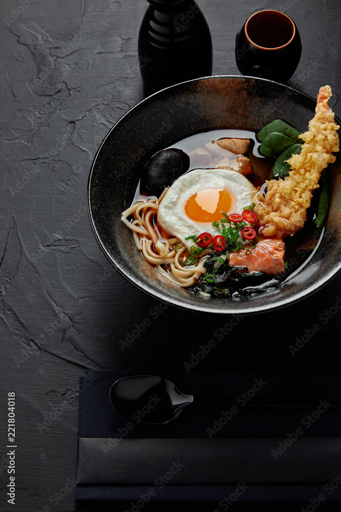用筷子和勺子盛在碗里的美味传统日本汤的特写