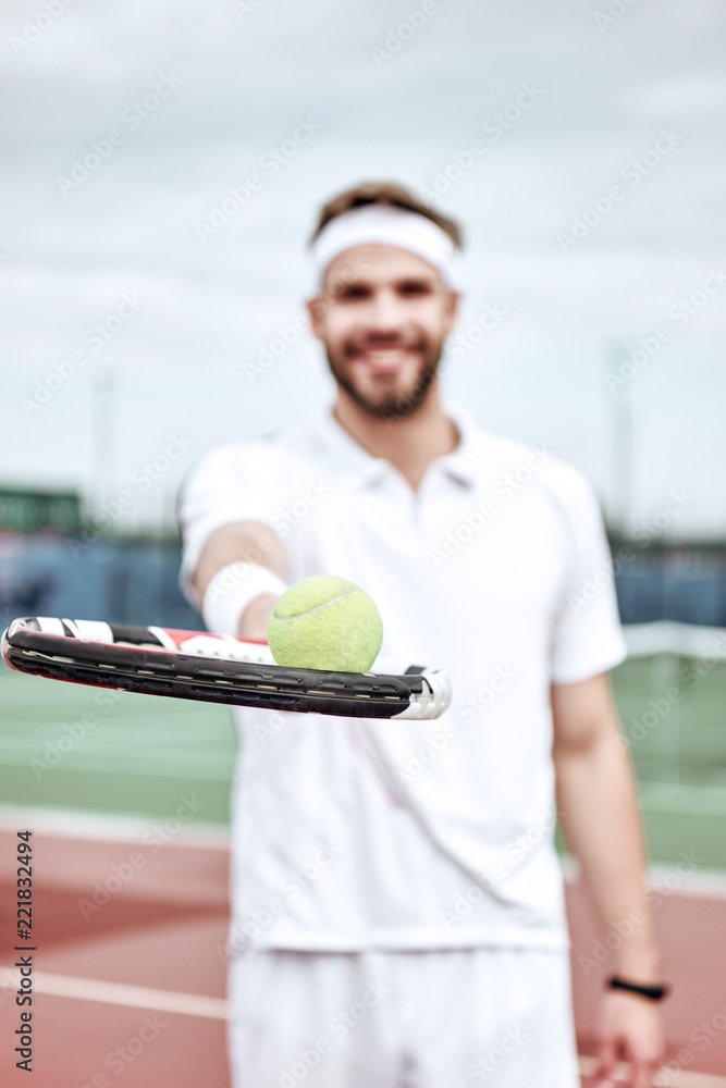 网球运动员的肖像。前视。看着镜头。在球场上