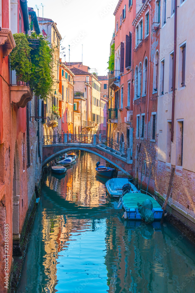 意大利威尼斯狭窄运河中的船只