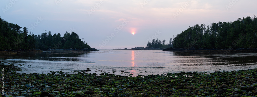 在充满活力的夏季日落期间，岩石海滩的海洋全景。拍摄于Uclu的Terrace海滩