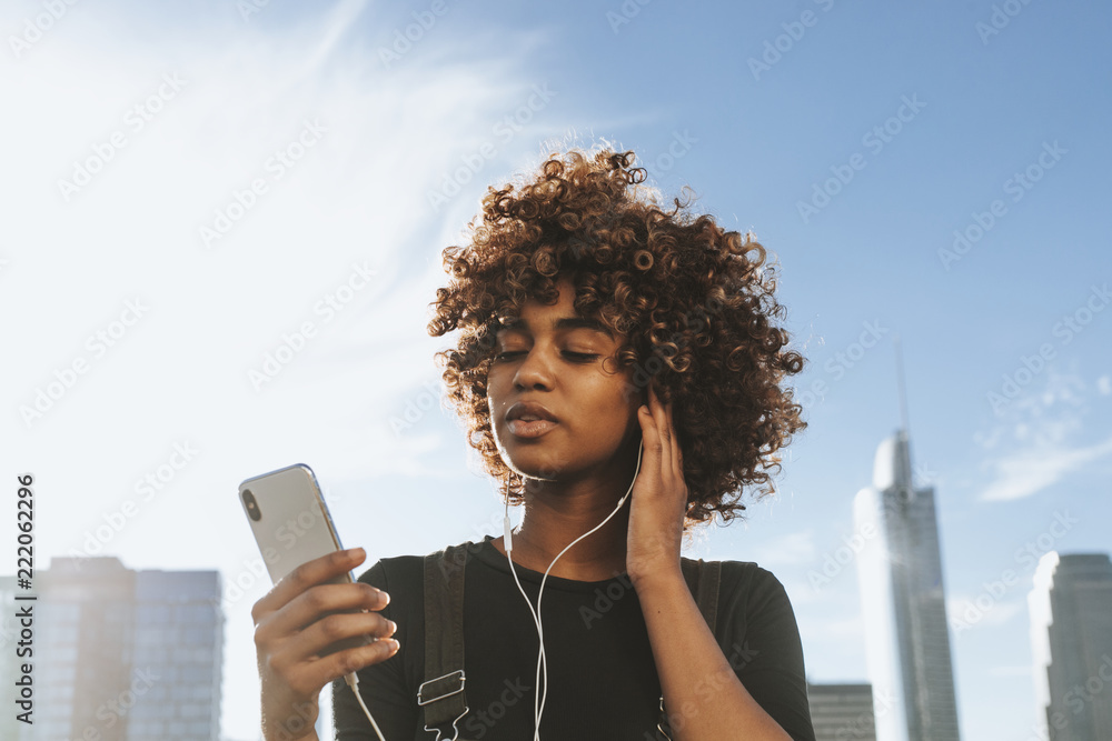 女孩用手机听音乐