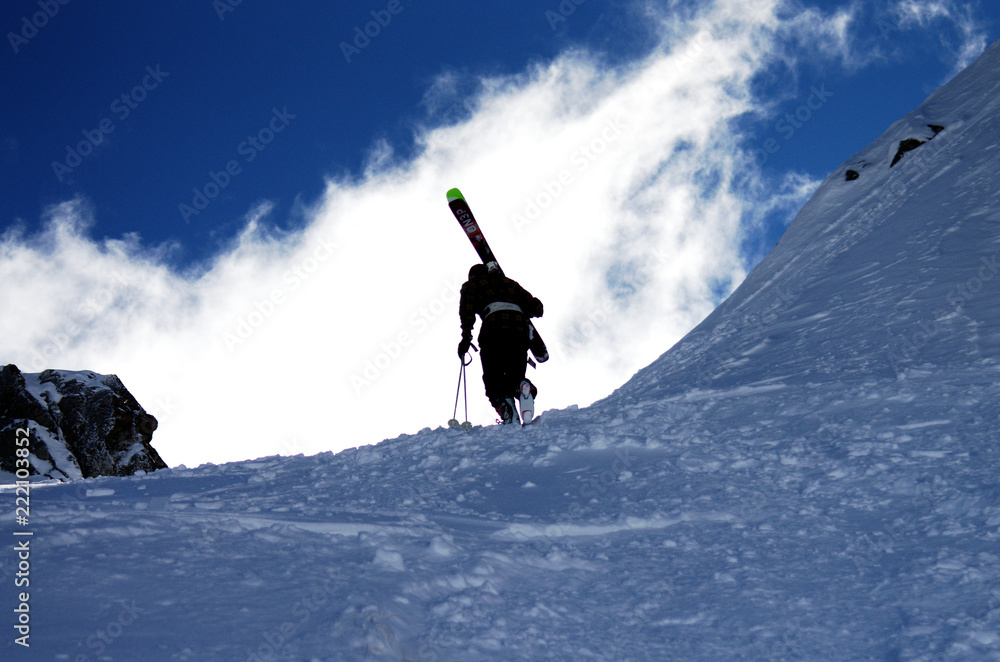 滑雪者向上攀爬