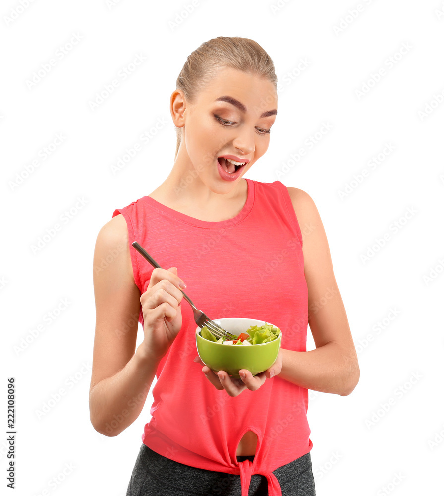 年轻女性在吃白底沙拉。减肥食品概念