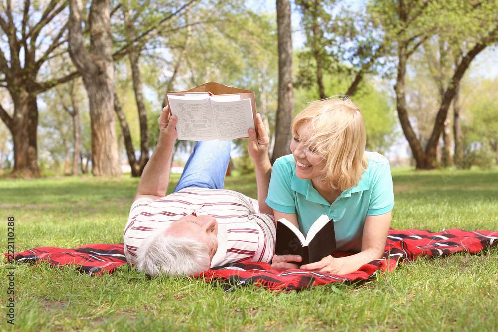 春日，一对成熟的情侣在公园看书