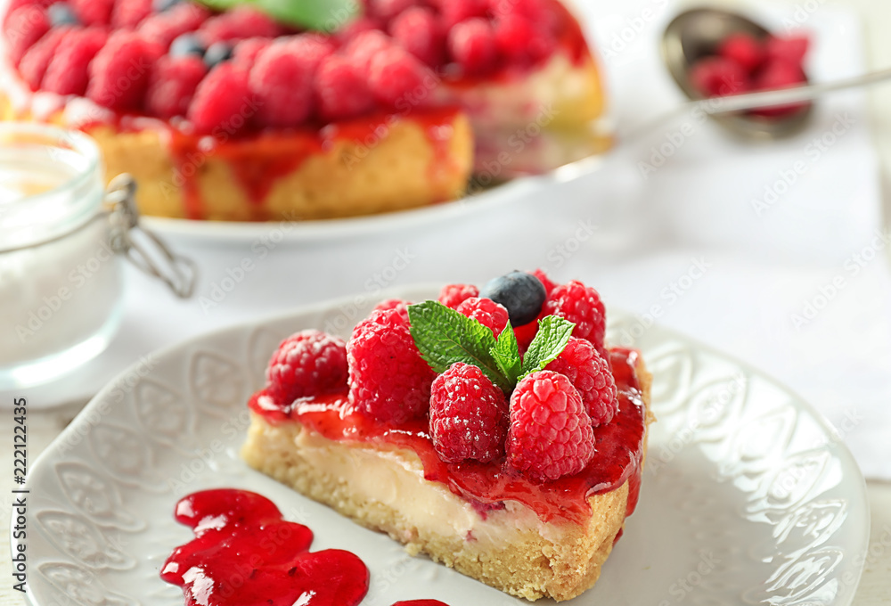 桌上有一块美味的树莓芝士蛋糕