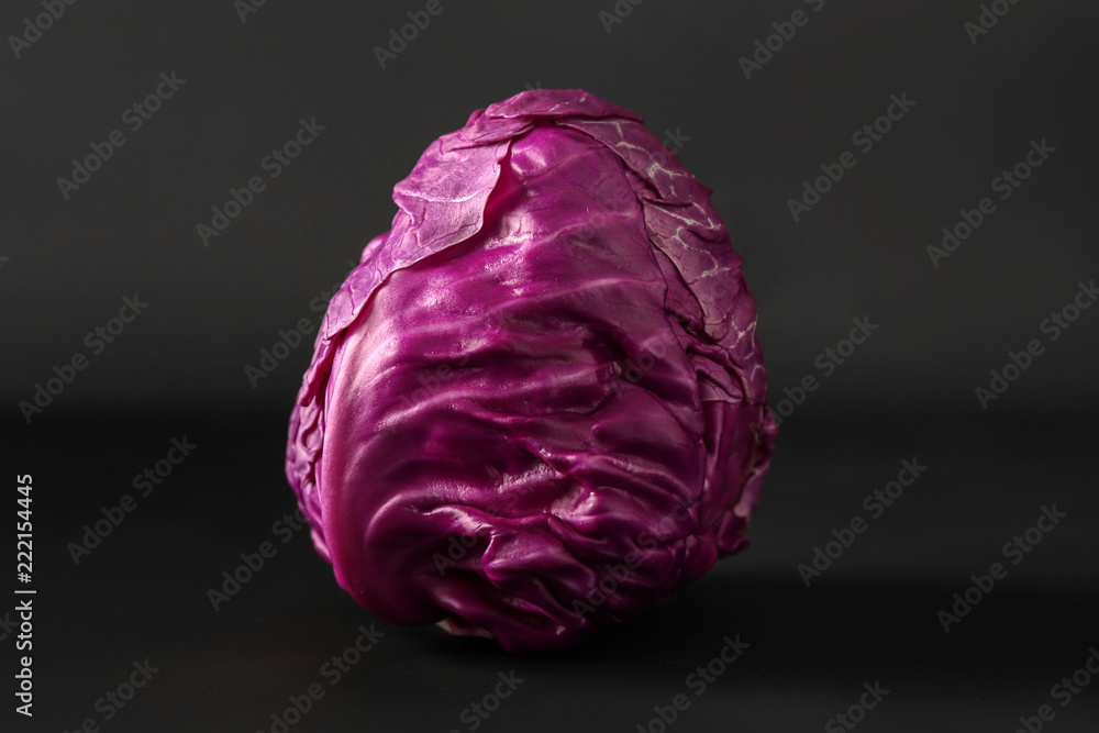 深色背景下成熟的红卷心菜