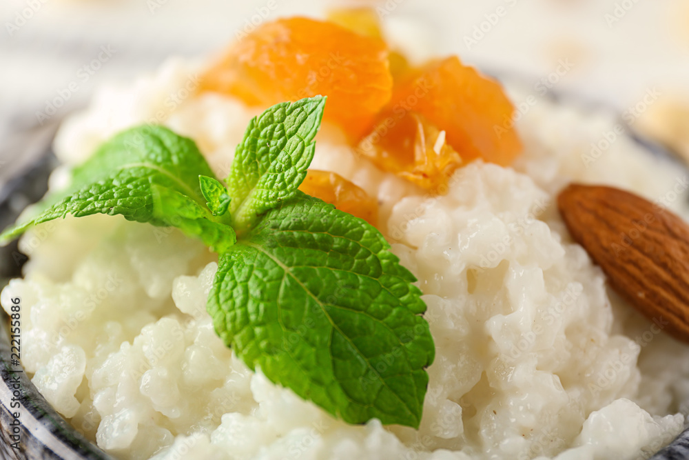 美味的米饭布丁，碗里有干果和杏仁，特写