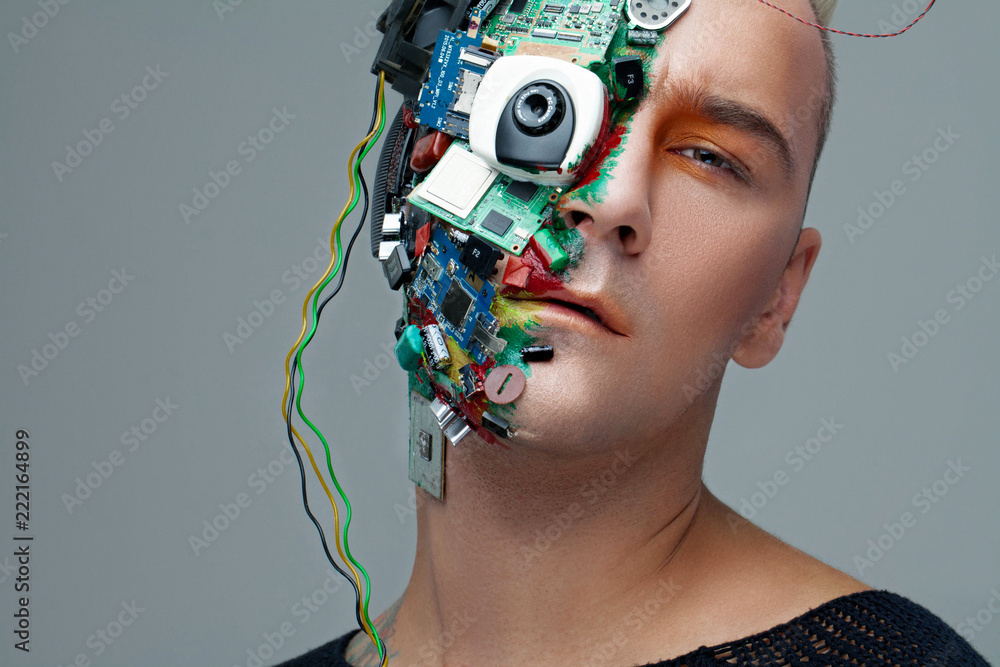 半脸电脑元素，带专业化妆，白色易洛魁人的人体半机械人工作室照片