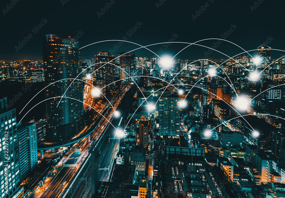 网络和连接技术概念，日本东京夜间鸟瞰图