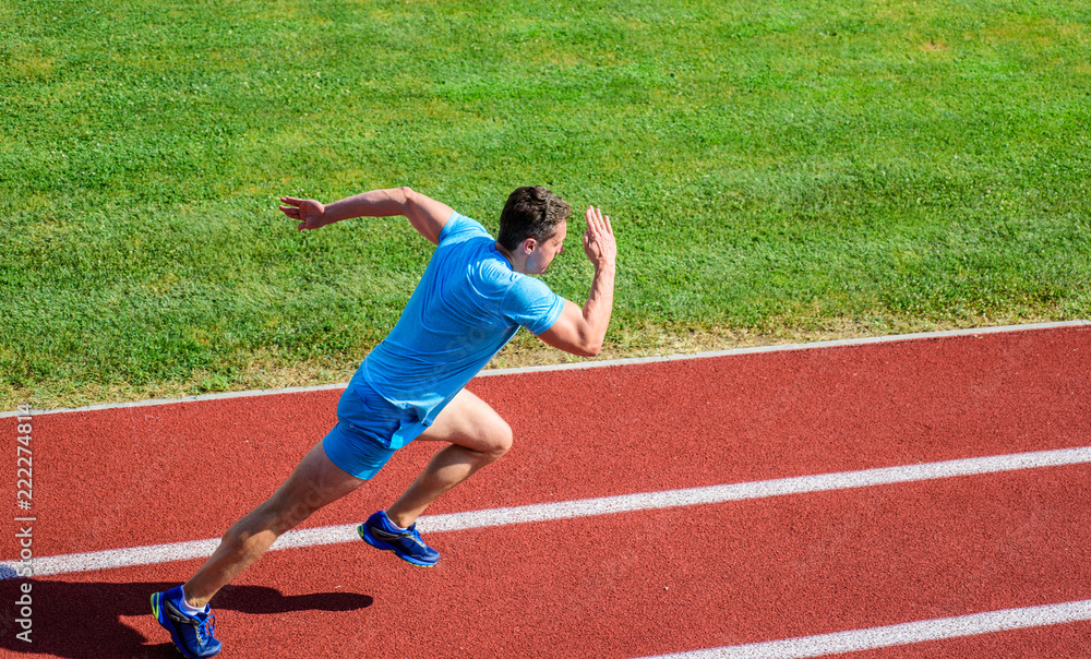 运动员跑步跑道草地背景。跑步者在运动。男子运动员跑步训练。许多跑步者喜欢跑步。