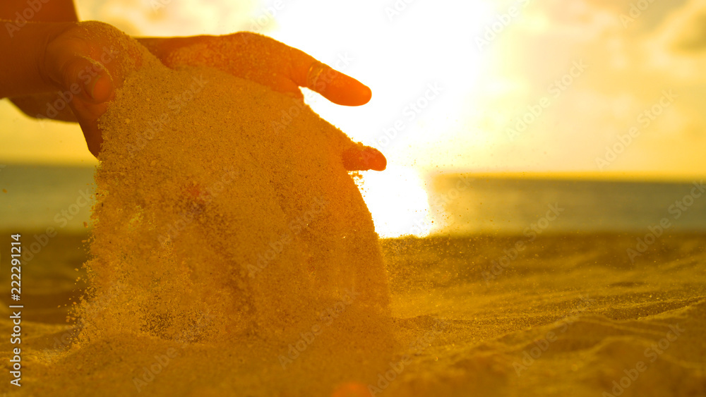 特写：一个夏天的早晨，一个顽皮的女人举起一把白沙。