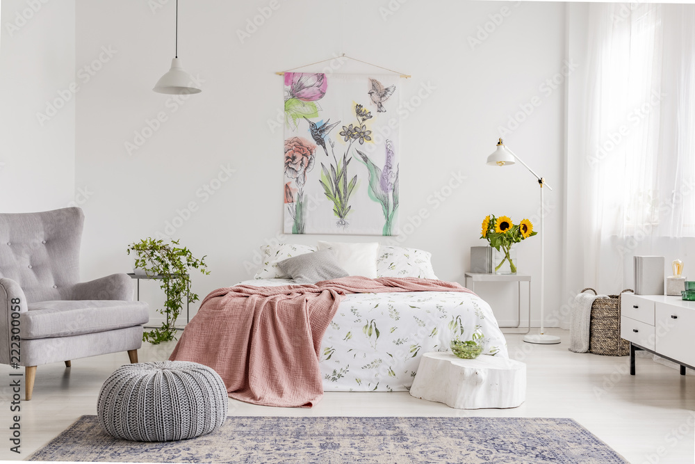 自然爱好者明亮的卧室内部，织物窗帘上画着花卉和鸟类的墙壁艺术