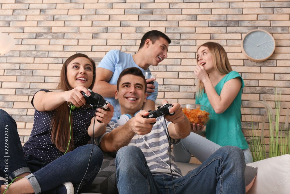 年轻人在家玩电子游戏