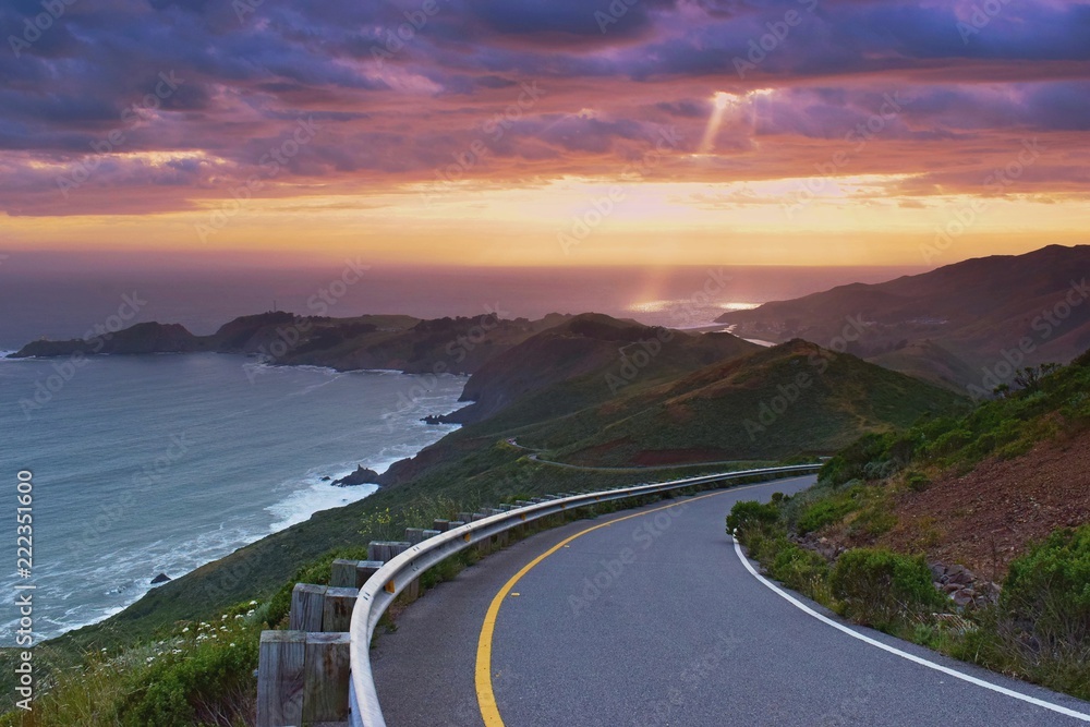 从美国旧金山附近的太平洋海岸海岸公路观看美丽多彩的日落