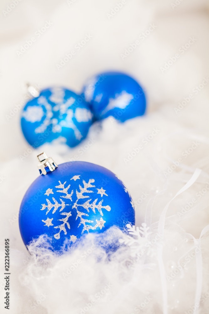 Wadding上的蓝色圣诞饰品