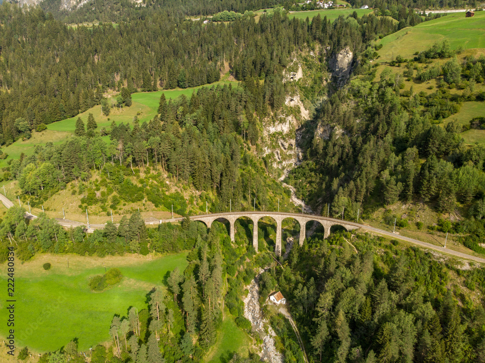 瑞士洛迦诺附近阿尔卑斯山铁路鸟瞰图。2018年8月