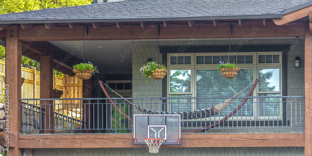 带篮球圈和吊床的房子阳台