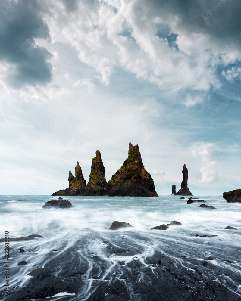 黑色海滩上的玄武岩岩层Troll toes。Reynisdrangar，Vik，Iceland