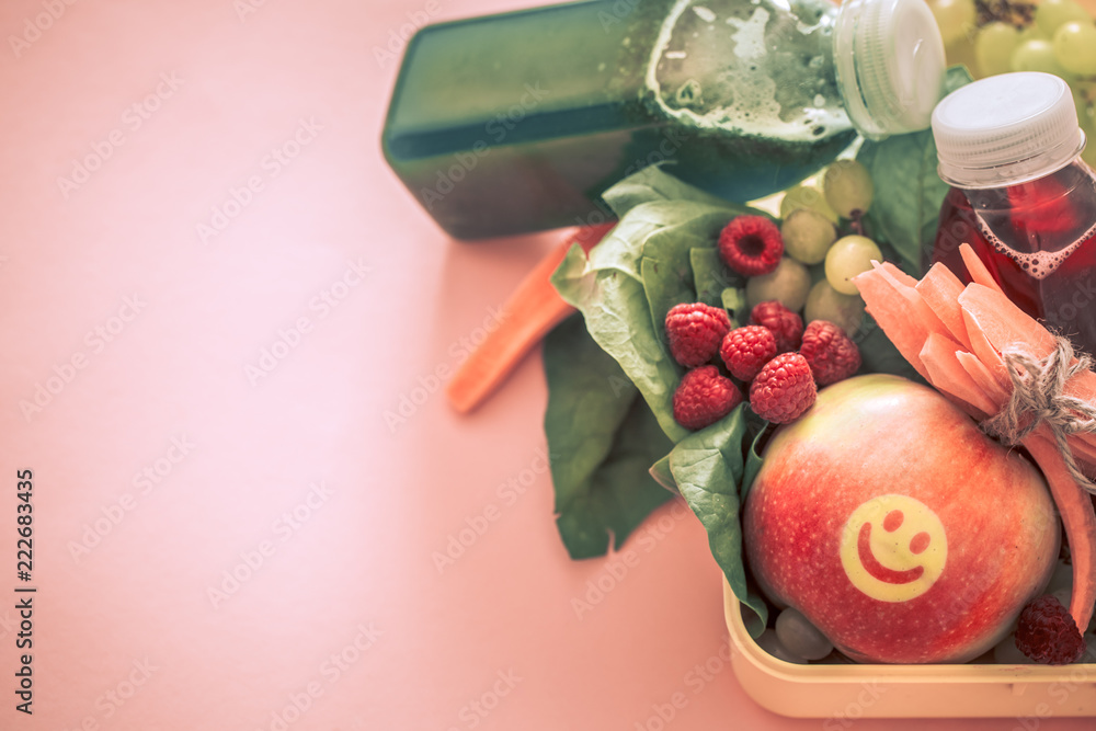 早餐或午餐，健康食品装在粉色背景的黄色盒子里。