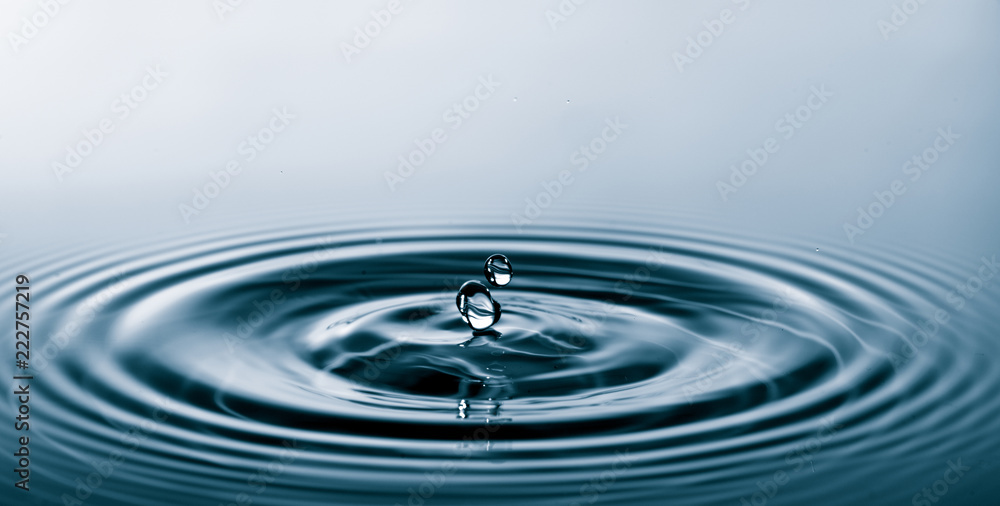 水滴落入水中，形成完美的水滴飞溅