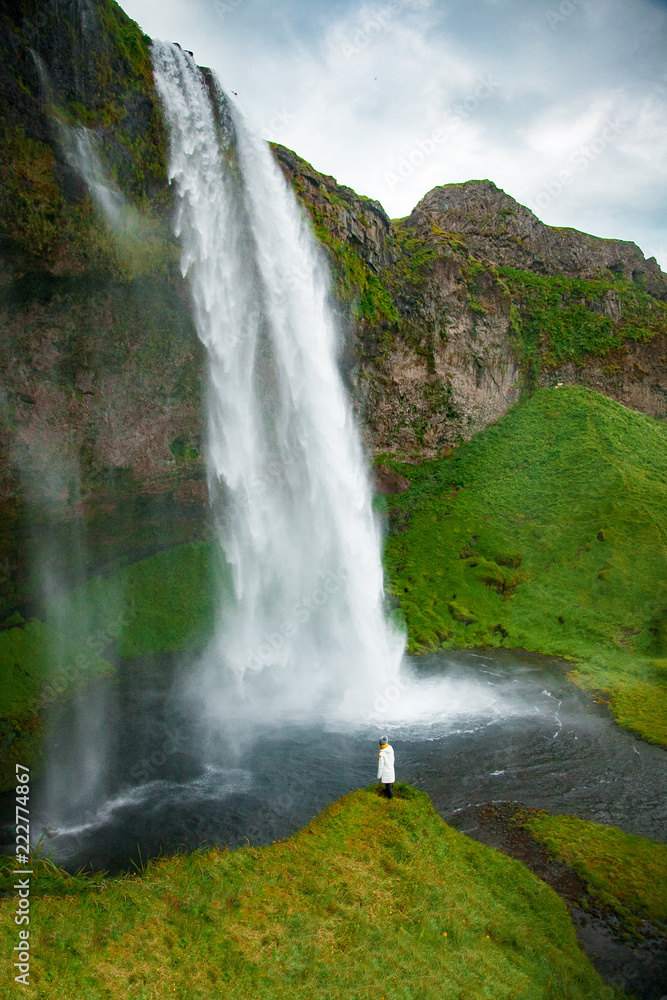 冰岛瀑布下的游客，探险照片，编辑空间