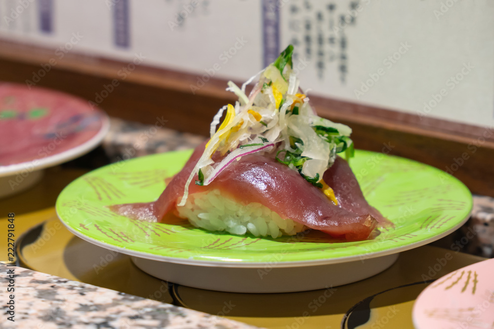 日本东京寿司店传送带上的寿司特写