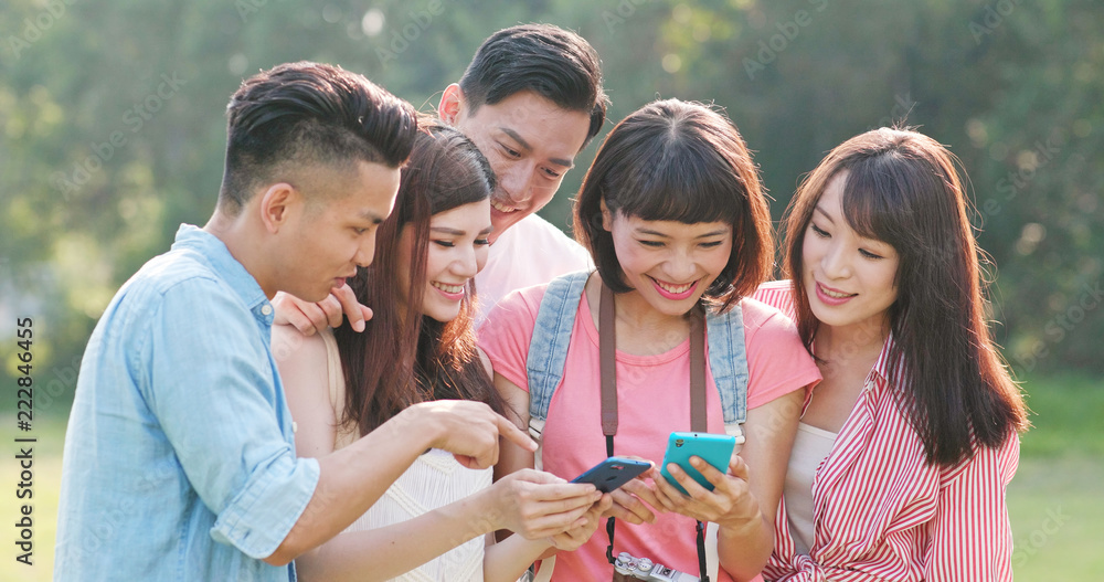 一群年轻朋友一起去旅行，在手机上寻找位置