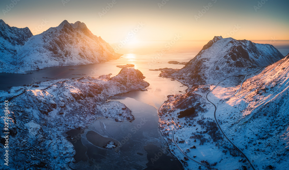 挪威罗弗滕群岛日落时美丽的峡湾鸟瞰图。冬季景观与雪景