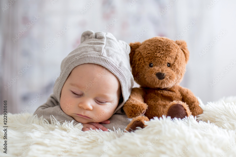 可爱的熊宝宝，和泰迪熊睡在床上