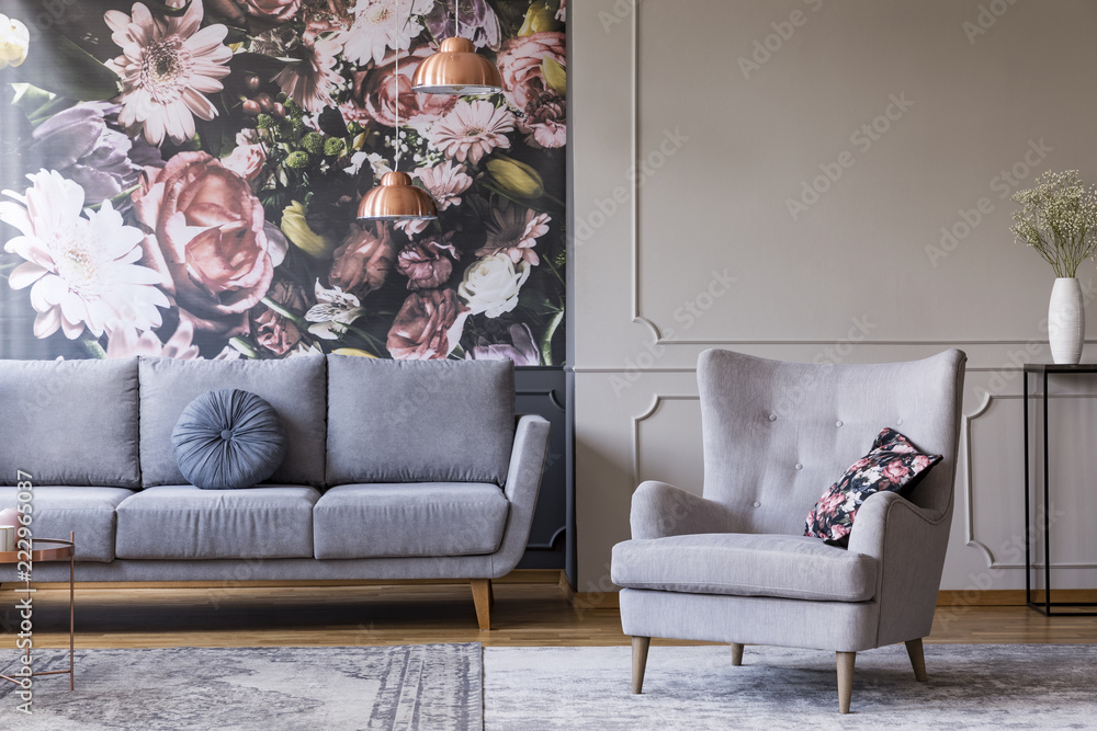 灰色客厅内部的真实照片，配有沙发、扶手椅、壁纸和墙饰