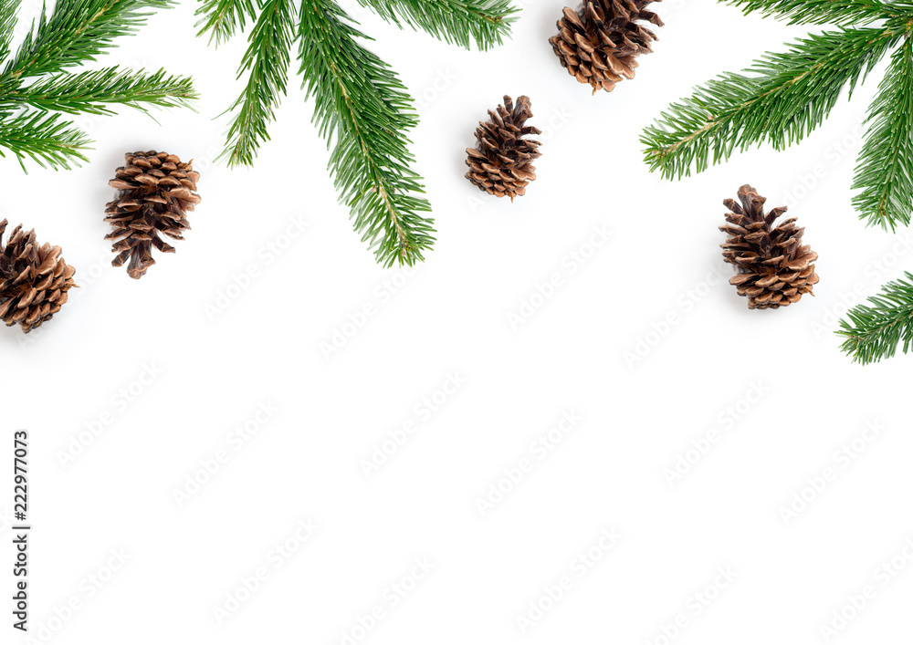 喜庆的圣诞布局构图，白背上有冷杉树枝和松果的俯视图