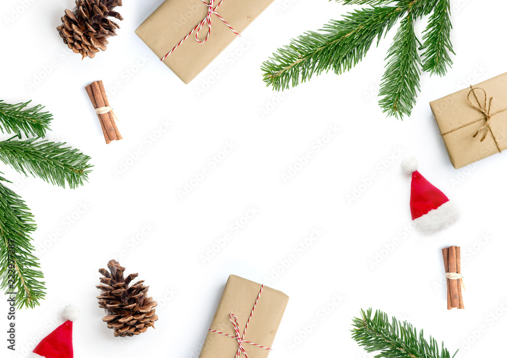 圣诞快乐布局构图，俯视图，圣诞礼物、肉桂棒、冷杉树枝