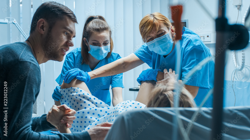 医院急诊：产妇分娩，丈夫牵着她的手支持，产科医生Assi