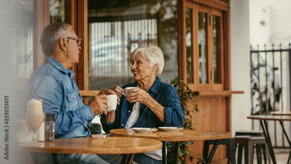 一对老年夫妇在咖啡馆边喝咖啡边聊天