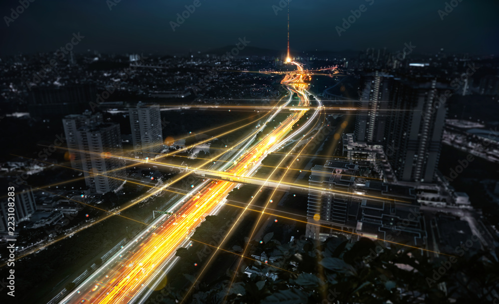 高速公路上的通信网络和交通灯。智能城市网络、互联网通信的概念