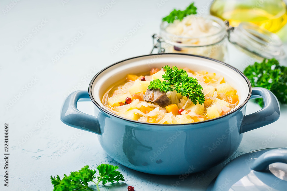传统酸菜汤，锅里的什锦。俯视图，空白处。