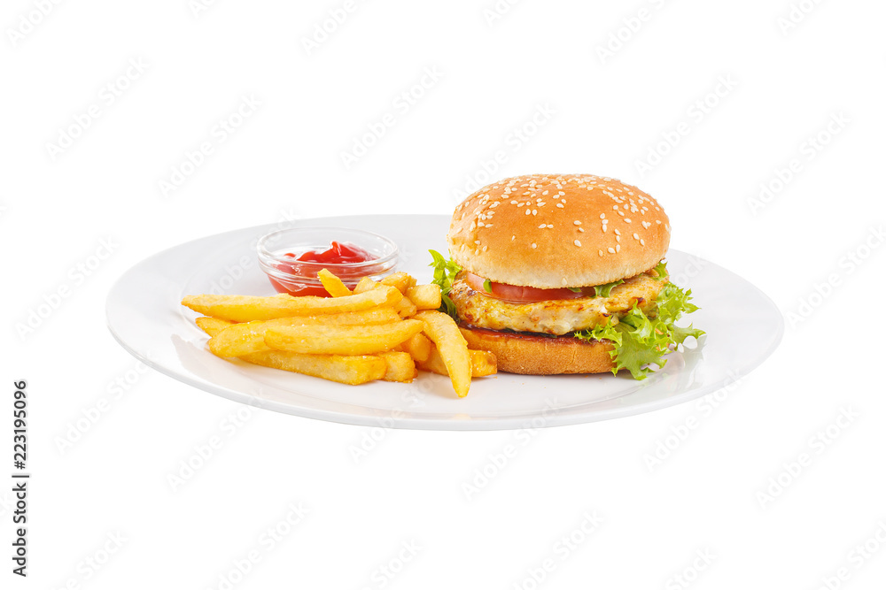 汉堡配鱼、鸡排、番茄、薯条和番茄酱、烧烤酱。侧视图。Servi