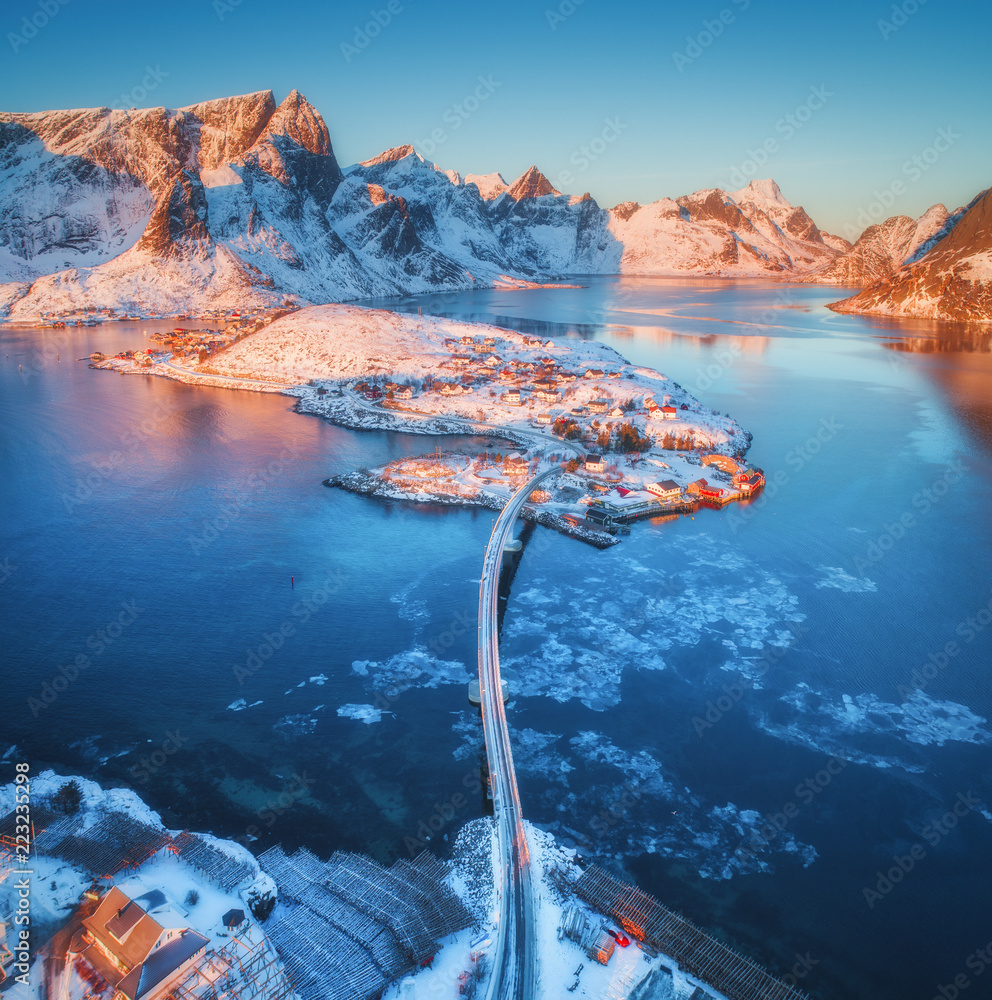 挪威罗弗敦群岛的海上桥梁和雪山鸟瞰图。雷恩和哈姆诺伊